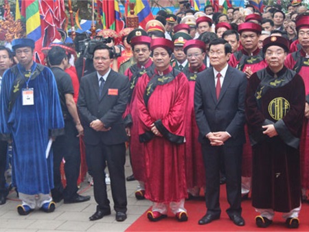 Chủ tịch nước cùng nhân dân dâng hương tưởng nhớ các Vua Hùng