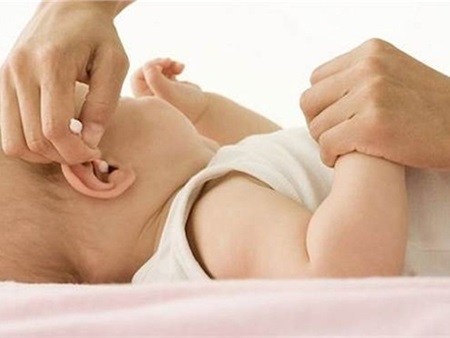 Hướng dẫn mẹ vệ sinh tai cho bé an toàn và đúng cách