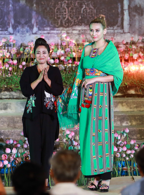 Ba Hoa hậu Việt Nam lộng lẫy diễn thời trang