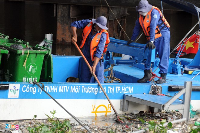 Cá chết hàng loạt ở kênh Nhiêu Lộc