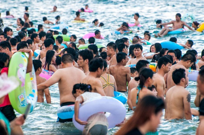 Bãi biển Trung Quốc đông nghẹt trong kỳ nghỉ lễ