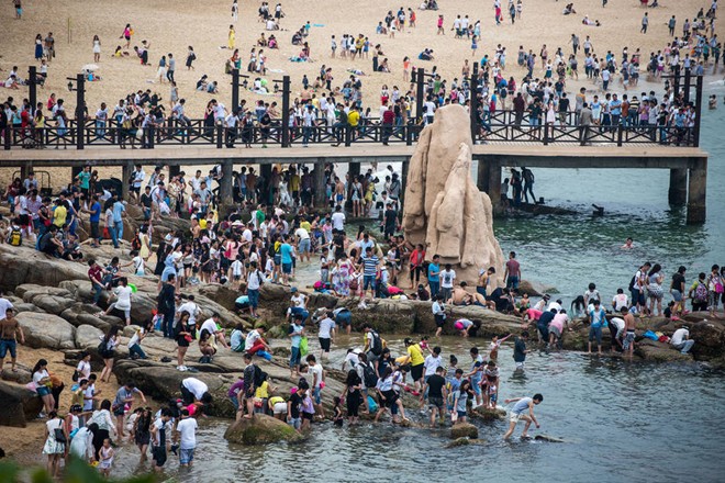Bãi biển Trung Quốc đông nghẹt trong kỳ nghỉ lễ