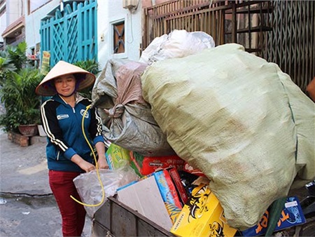 Chị ve chai: 'Tôi gần kiệt sức chờ 5 triệu yên rồi’