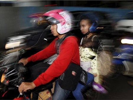Indonesia: Nam nữ chưa kết hôn không được đi chung xe máy