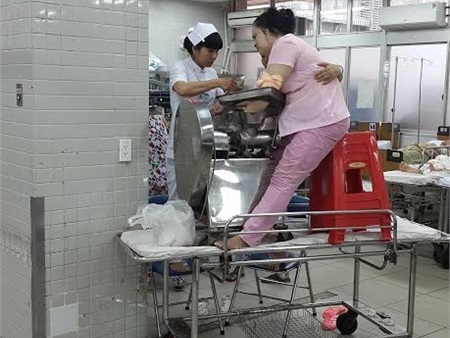 Mang bàn tay dập nát kẹt trong máy xay thịt đến bệnh viện