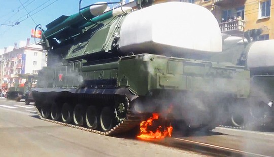 Bệ phóng tên lửa Buk bốc cháy trong lễ duyệt binh Nga