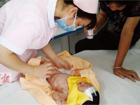 Em bé chưa đầy 1 tháng tuổi được cứu sau 8 ngày bị cha mẹ chôn sống