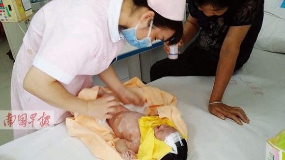 Em bé chưa đầy 1 tháng tuổi được cứu sau 8 ngày bị cha mẹ chôn sống     