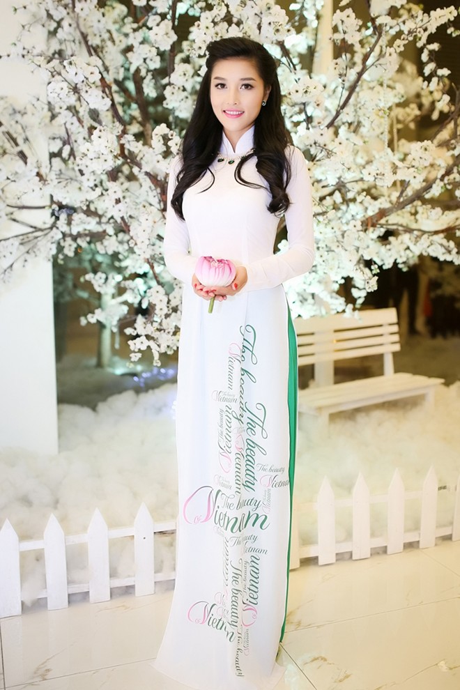 Angela Phương Trinh diện áo dài xuyên thấu nổi bật ở sự kiện