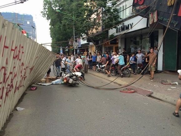 Cần cẩu gẫy tại công trường thi công trên đường Cầu Giấy, ít nhất 2 người bị thương