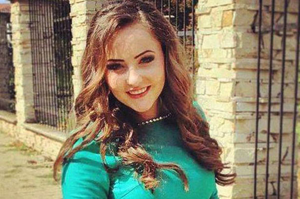 Thiếu nữ xinh đẹp chết thảm vì chụp ảnh selfie trên nóc tàu
