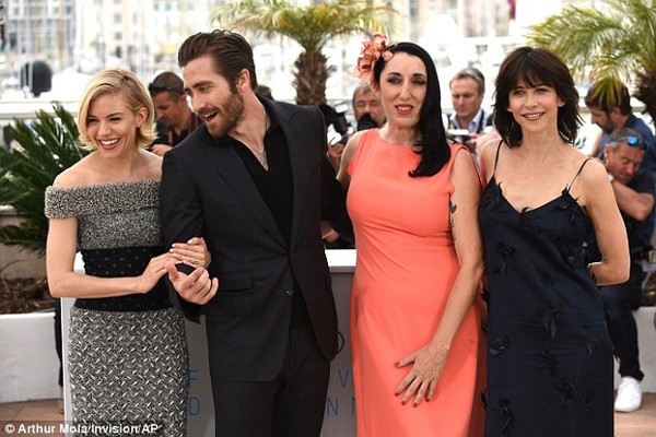 Dàn siêu sao thế giới xúng xính váy áo khoe sắc trên thảm đỏ LHP Cannes