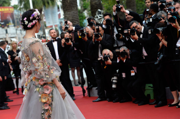 Phạm Băng Băng diện váy hoa lông vũ ở Cannes