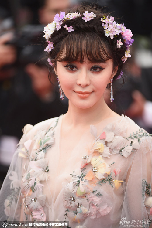 Phạm Băng Băng diện váy hoa lông vũ ở Cannes