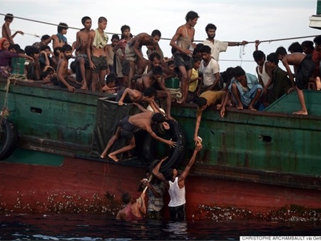 Những hình ảnh xúc động trên "con thuyền không tổ quốc" của người tị nạn Myanmar