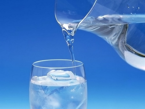Hiểm họa tiềm ẩn từ việc uống nước đá lạnh