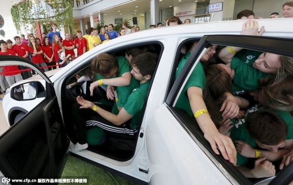 Hàng chục người tự nhồi nhét mình vào xe để được ghi Sách kỷ lục Guinness