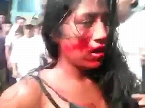 Cô gái 16 tuổi bị dân làng đánh đập và thiêu sống