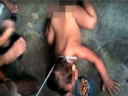 Hình ảnh em bé bị mẹ dùng dây trói cổ gây phẫn nộ khắp Philippines