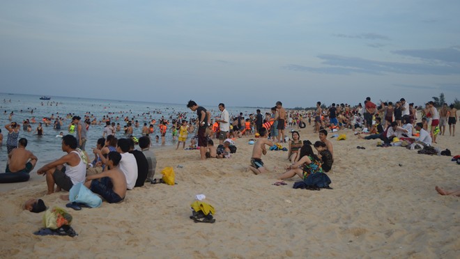 Hàng nghìn người đổ về bãi biển ở Quảng Bình ngày nóng