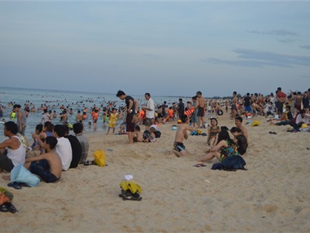 Hàng nghìn người đổ về bãi biển ở Quảng Bình ngày nóng