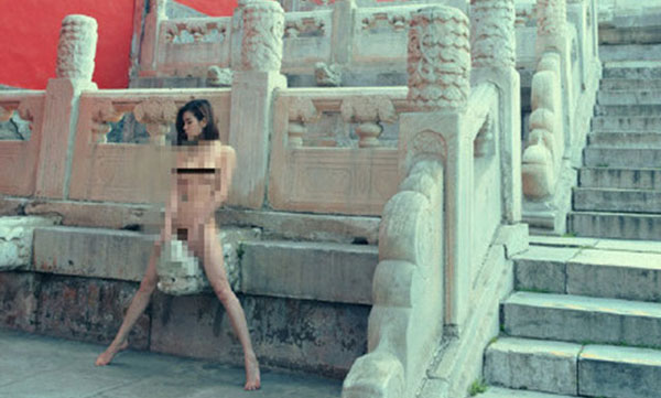 Bị 'ném đá' vì chụp mẫu nude ở Tử Cấm Thành