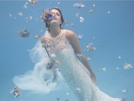 Ảnh thời trang váy cưới chụp dưới nước ấn tượng