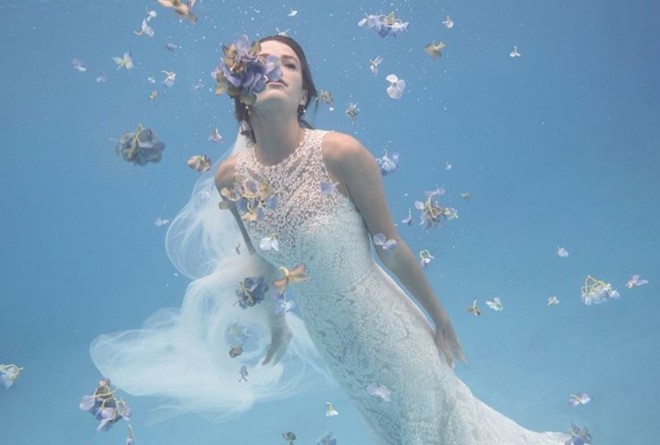 Ảnh thời trang váy cưới chụp dưới nước ấn tượng