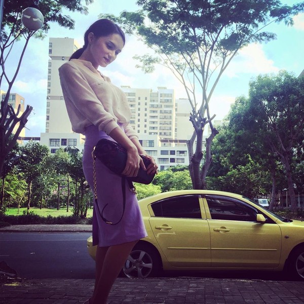 Street style sao tuần qua: Angela Phương Trinh "điệu đà" khó tin