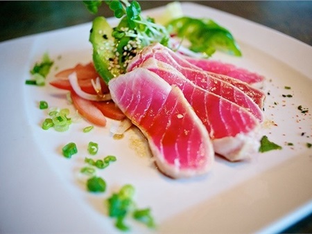 Salad Tataki cá ngừ - món ngon của người sành ăn