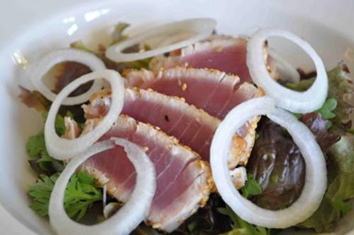 Salad Tataki cá ngừ - món ngon của người sành ăn