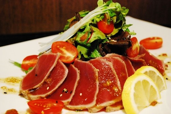 Salad Tataki cá ngừ - món ngon của người sành ăn