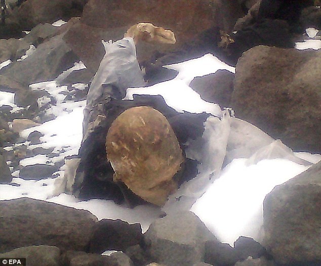 3 xác ướp hiện ra trên đỉnh núi sau khi băng tan