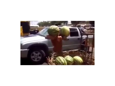 Video: “Thánh” bắt dưa hấu đã xuất hiện