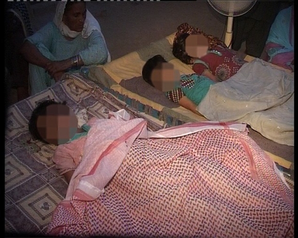 Ba bé gái bị bố siết cổ chết vì không muốn tốn tiền đóng học