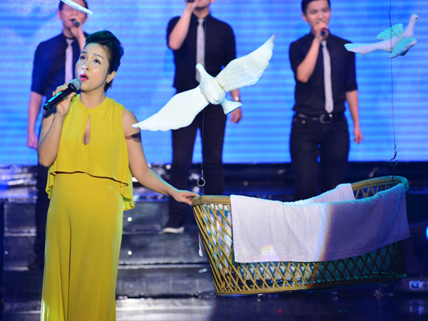 Con gái Đoan Trang ngậm ti giả lên sân khấu