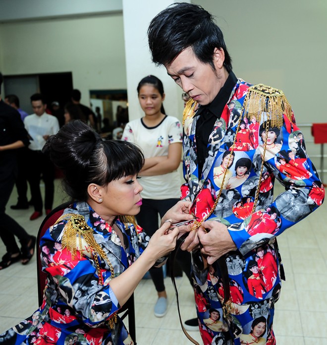 Hoài Linh, Việt Hương mặc đồ đôi ở chung kết Cười Xuyên Việt