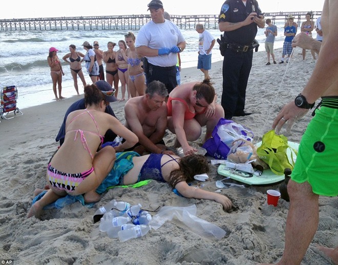 Cảnh dân Mỹ cứu hai người mất tay vì cá mập trên bãi biển