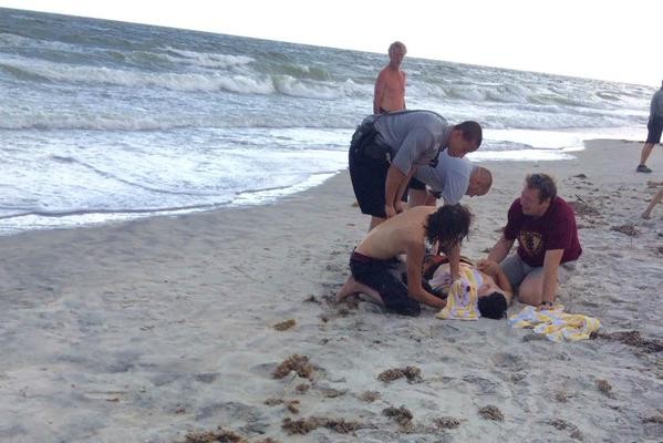 Cảnh dân Mỹ cứu hai người mất tay vì cá mập trên bãi biển