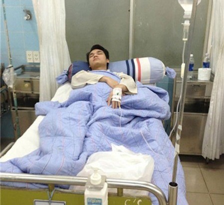 Ca sĩ Việt nhập viện vì ham công tiếc việc