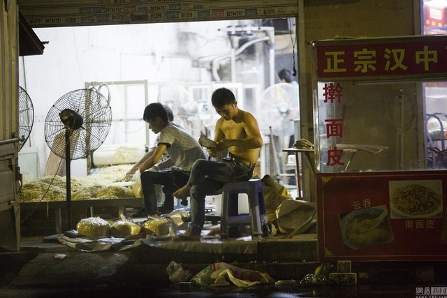 Hãi hùng xưởng sản xuất mì 'siêu bẩn' Trung Quốc