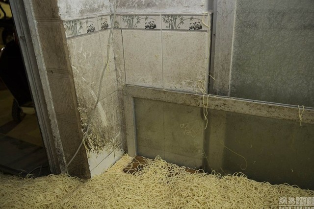 Hãi hùng xưởng sản xuất mì 'siêu bẩn' Trung Quốc