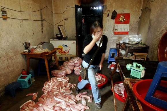 Đột nhập kho thịt thối đông lạnh khổng lồ nhiều năm tại Trung Quốc