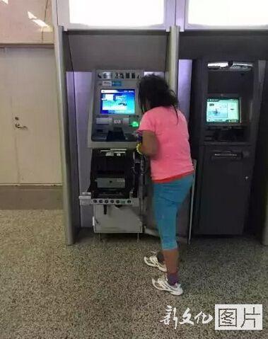 Người phụ nữ dùng tay phá tan cây ATM vì bị nuốt mất thẻ