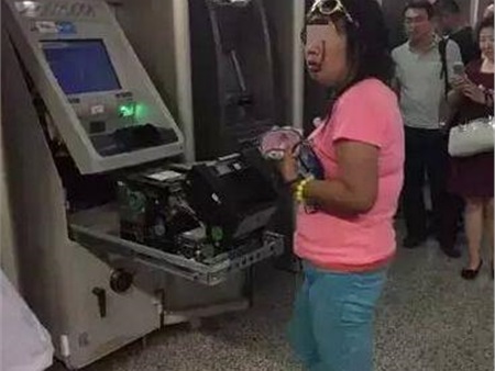 Người phụ nữ dùng tay phá tan cây ATM vì bị nuốt mất thẻ