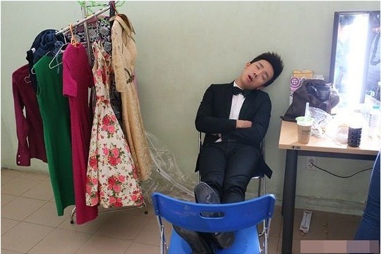 Sao Việt tung ảnh dáng ngủ xấu để bênh vực Hoa hậu Kỳ Duyên