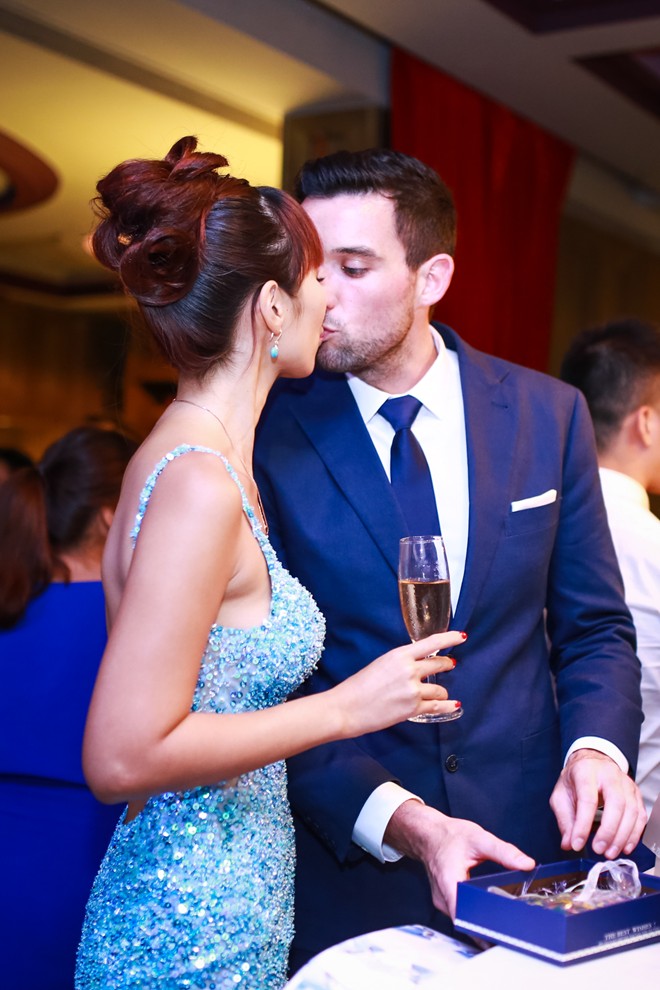 Hà Anh liên tục khóa môi bạn trai trong lễ đính hôn
