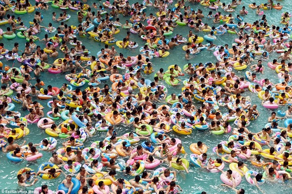 Hồ bơi 10.000 người đông đến choáng ngợp ở Trung Quốc