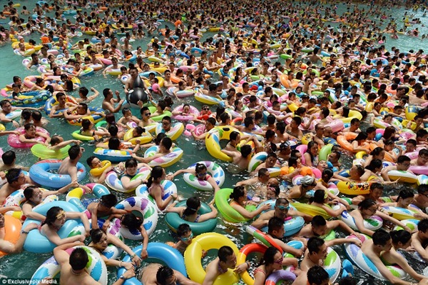 Hồ bơi 10.000 người đông đến choáng ngợp ở Trung Quốc
