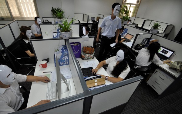 Nhân viên được đeo mặt nạ để không phải cười với đồng nghiệp, khách hàng cả ngày